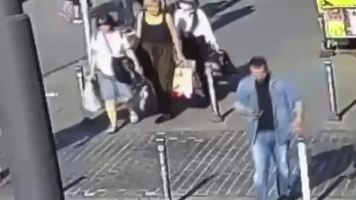 İstanbulda turistlerin cüzdanını çalan iki kız çocuğu tutuklandı.